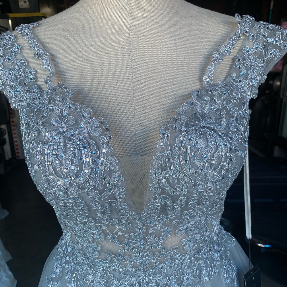 Silver dresses ! - Picture 2 of 6